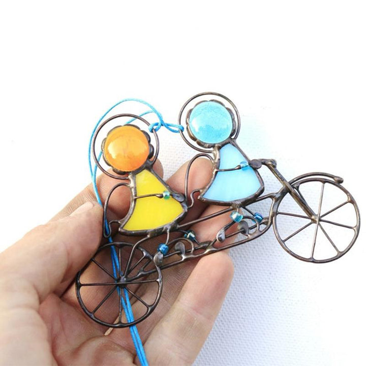 "Handgefertigter Sonnenfänger aus Buntglas mit farbenfrohen, handbemalten Engeln beleuchtet Fenster und Innenräume."