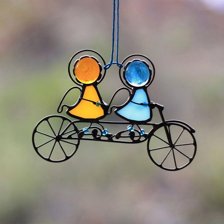 "Handgefertigter Sonnenfänger aus Buntglas mit farbenfrohen, handbemalten Engeln beleuchtet Fenster und Innenräume."