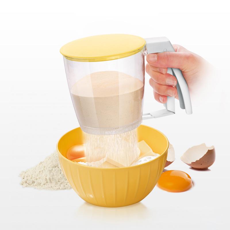 Handgehaltenes gelbes Mehlsieb für einfaches Einhandsieben, aus lebensmittelechtem Material, platzsparend und effizient.