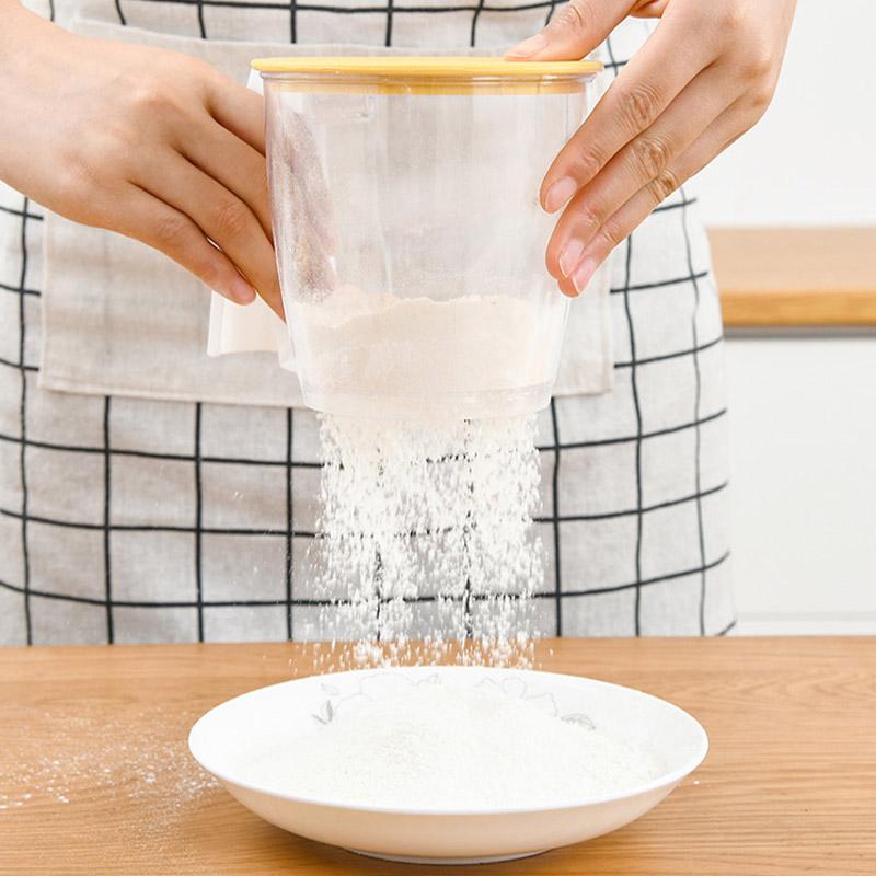 Handgehaltenes gelbes Mehlsieb für einfaches Einhandsieben, aus lebensmittelechtem Material, platzsparend und effizient.