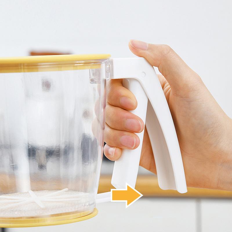 Handgehaltenes gelbes Mehlsieb für einfaches Einhandsieben, aus lebensmittelechtem Material, platzsparend und effizient.