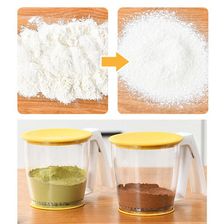 Handgehaltenes gelbes Mehlsieb für einfaches Einhandsieben, aus lebensmittelechtem Material, platzsparend und effizient.