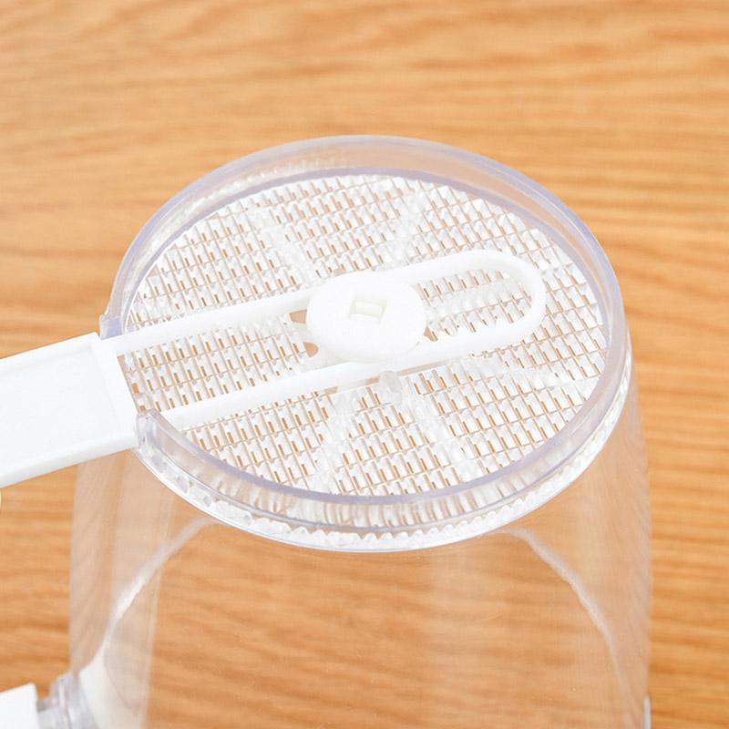 Handgehaltenes gelbes Mehlsieb für einfaches Einhandsieben, aus lebensmittelechtem Material, platzsparend und effizient.