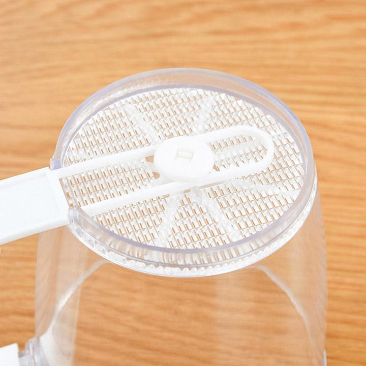 Handgehaltenes gelbes Mehlsieb für einfaches Einhandsieben, aus lebensmittelechtem Material, platzsparend und effizient.