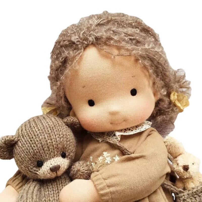 Handgemachte Waldorfpuppe aus weicher Baumwolle in natürlichen Erdtönen, hypoallergen, 30x6x12 cm, sicher für Kinder.