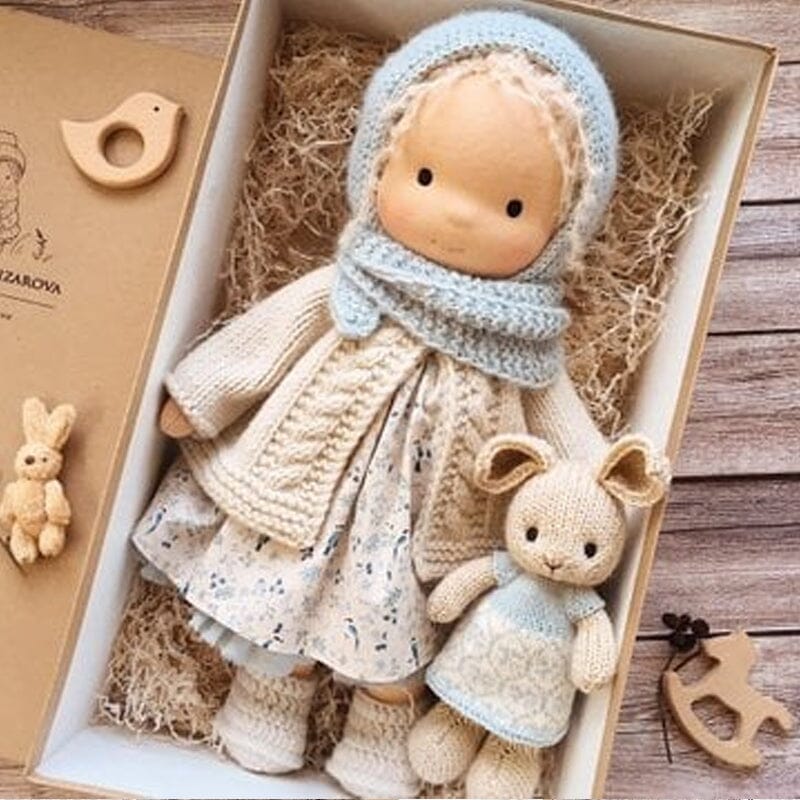 Handgemachte Waldorfpuppe aus weicher Baumwolle in natürlichen Erdtönen, hypoallergen, 30x6x12 cm, sicher für Kinder.