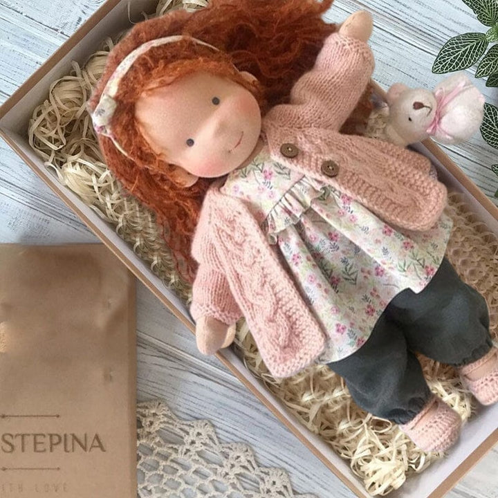 Handgemachte Waldorfpuppe aus weicher Baumwolle in natürlichen Erdtönen, hypoallergen, 30x6x12 cm, sicher für Kinder.
