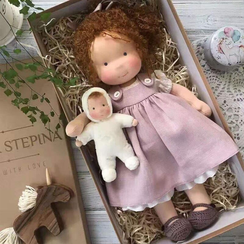 Handgemachte Waldorfpuppe aus weicher Baumwolle in natürlichen Erdtönen, hypoallergen, 30x6x12 cm, sicher für Kinder.