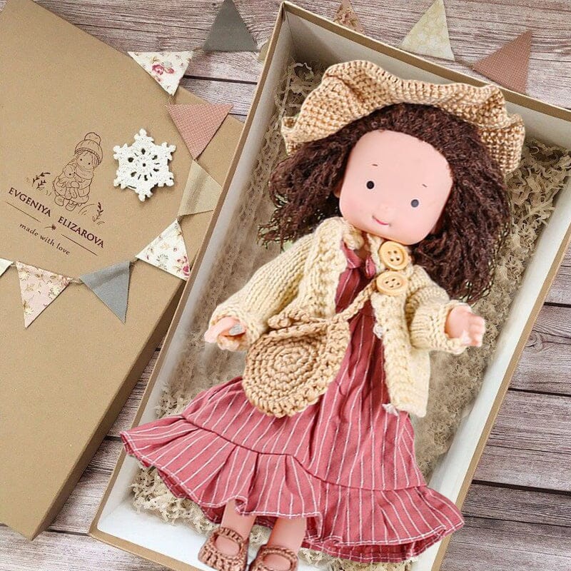 Handgemachte Waldorfpuppe aus weicher Baumwolle in natürlichen Erdtönen, hypoallergen, 30x6x12 cm, sicher für Kinder.