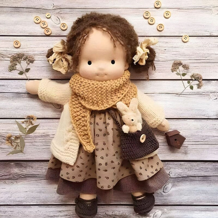 Handgemachte Waldorfpuppe aus weicher Baumwolle in natürlichen Erdtönen, hypoallergen, 30x6x12 cm, sicher für Kinder.