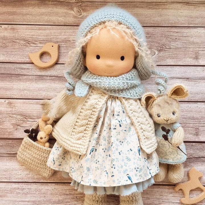 Handgemachte Waldorfpuppe aus weicher Baumwolle in natürlichen Erdtönen, hypoallergen, 30x6x12 cm, sicher für Kinder.