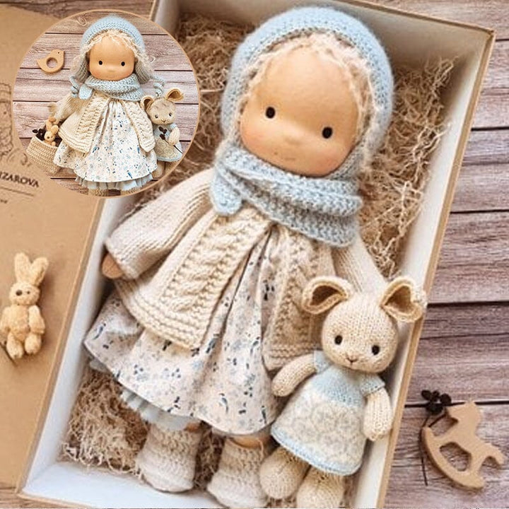 Handgemachte Waldorfpuppe aus weicher Baumwolle in natürlichen Erdtönen, hypoallergen, 30x6x12 cm, sicher für Kinder.