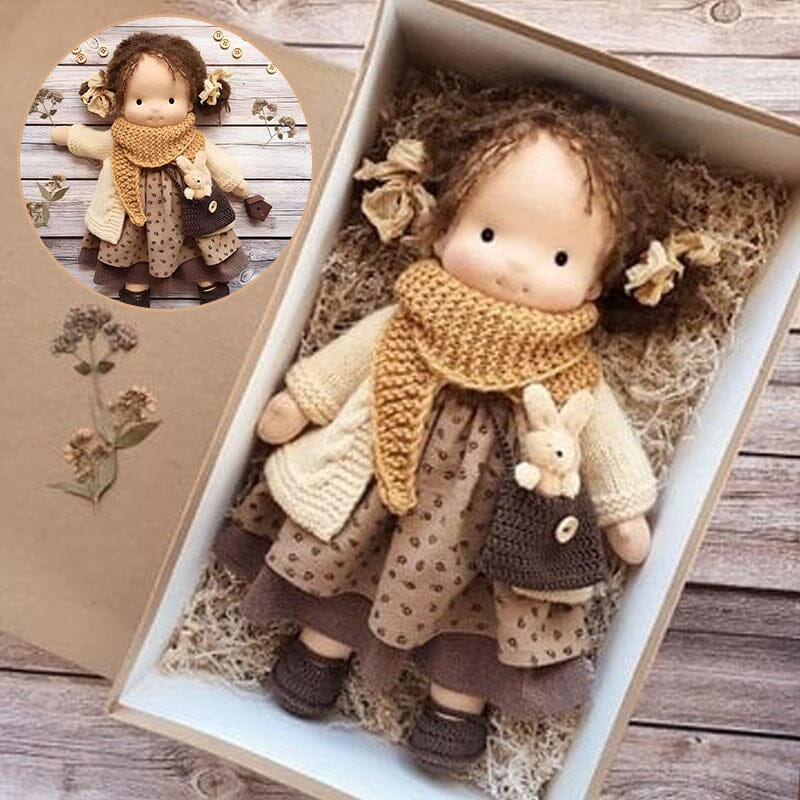 Handgemachte Waldorfpuppe aus weicher Baumwolle in natürlichen Erdtönen, hypoallergen, 30x6x12 cm, sicher für Kinder.