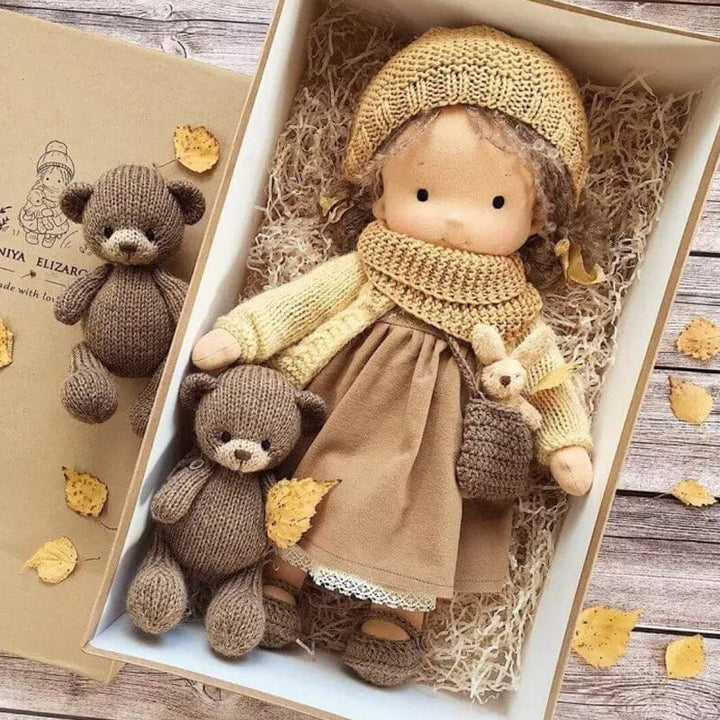 Handgemachte Waldorfpuppe aus weicher Baumwolle in natürlichen Erdtönen, hypoallergen, 30x6x12 cm, sicher für Kinder.