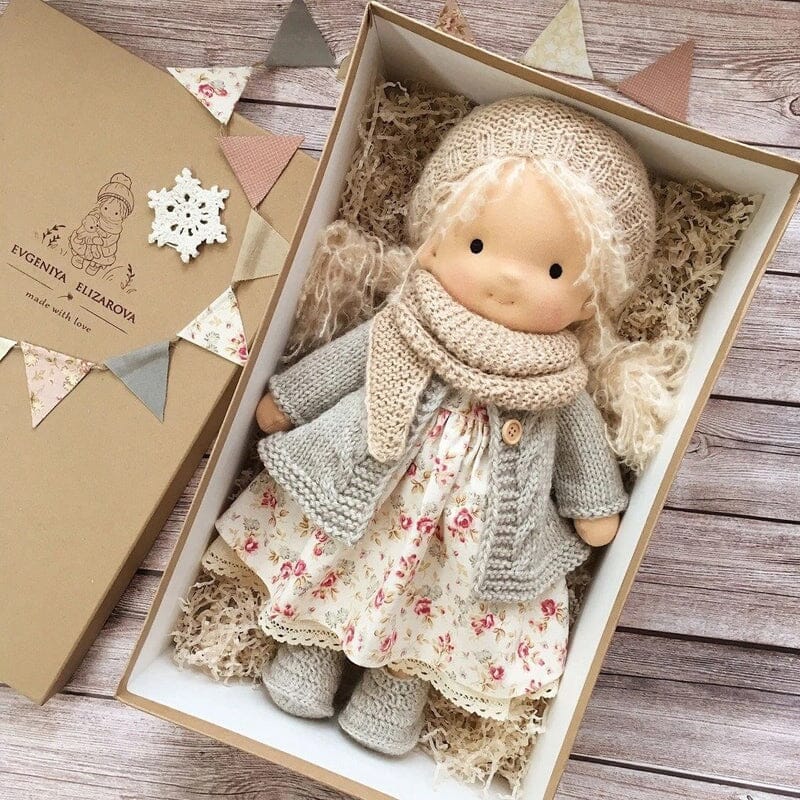 Handgemachte Waldorfpuppe aus weicher Baumwolle in natürlichen Erdtönen, hypoallergen, 30x6x12 cm, sicher für Kinder.