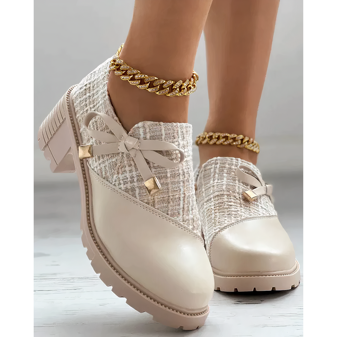 "Heidi Spitzenabsätze, elegante Schuhe mit feinen Spitzendetails, ideal für besondere Anlässe; Vorderansicht"