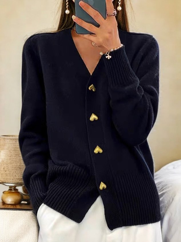 "Heidi-Strickjacke mit Herzknöpfen, elegant gestrickt, tailliert, warm und stilvoll für Damen, vielseitig kombinierbar."