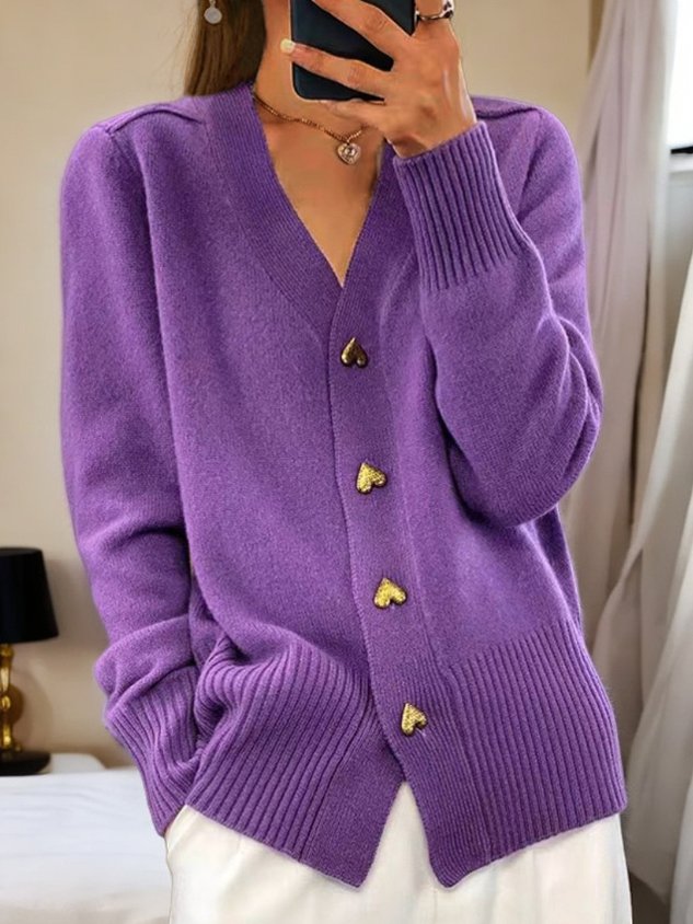 "Heidi-Strickjacke mit Herzknöpfen, elegant gestrickt, tailliert, warm und stilvoll für Damen, vielseitig kombinierbar."