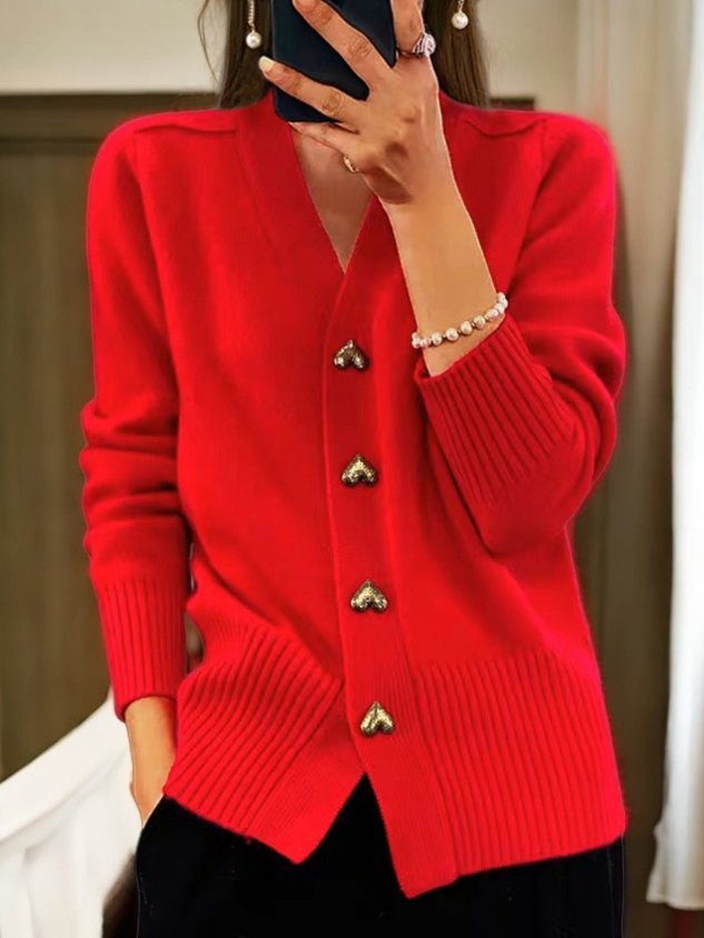 "Heidi-Strickjacke mit Herzknöpfen, elegant gestrickt, tailliert, warm und stilvoll für Damen, vielseitig kombinierbar."