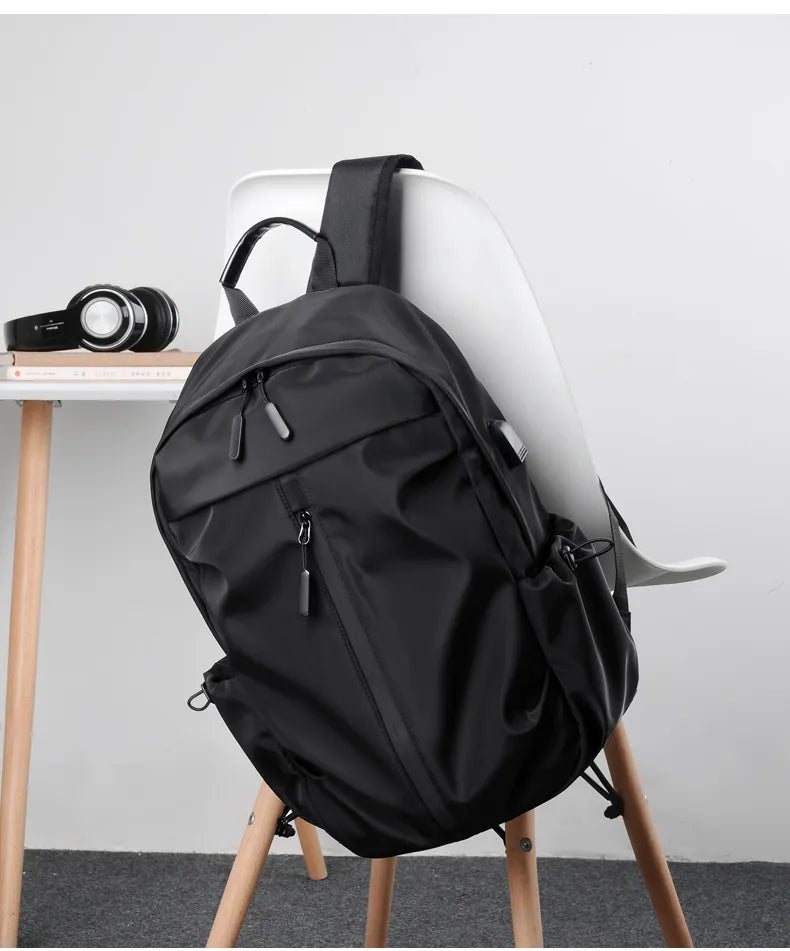 "Herren Anti-Diebstahl Rucksack, wasserdicht, USB-Anschluss, schwarz-grau, ergonomisches Design, ideal für Reisen."