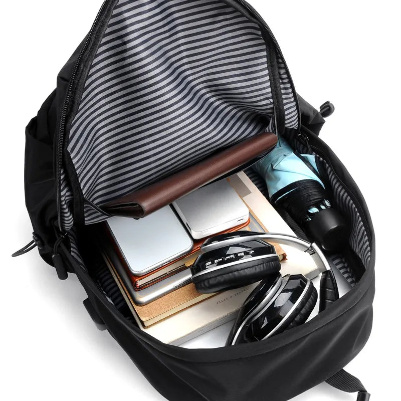 "Herren Anti-Diebstahl Rucksack, wasserdicht, USB-Anschluss, schwarz-grau, ergonomisches Design, ideal für Reisen."