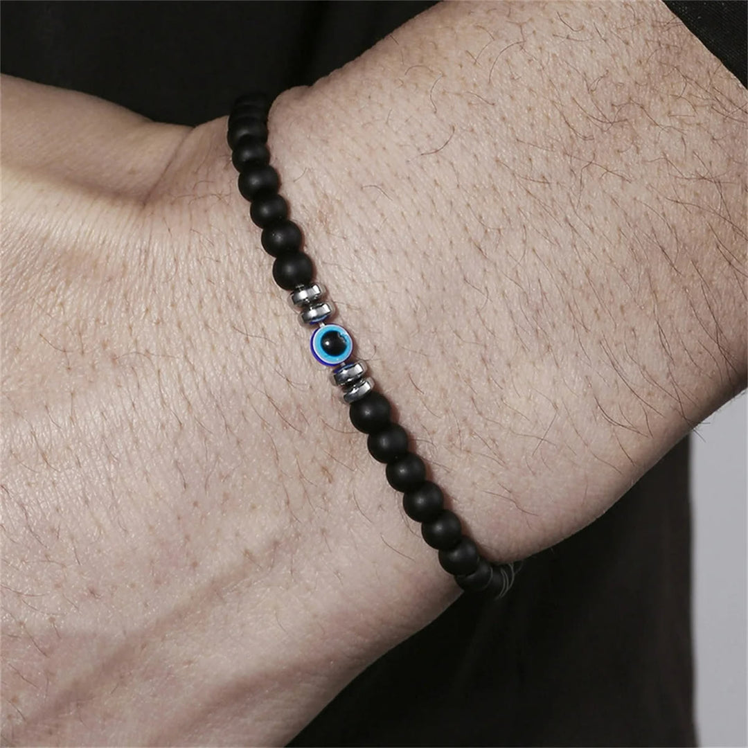 "Herren Armband aus 4 mm Naturstein mit Böse-Augen-Perle, stilvolles Schutzsymbol auf dunklem Hintergrund."