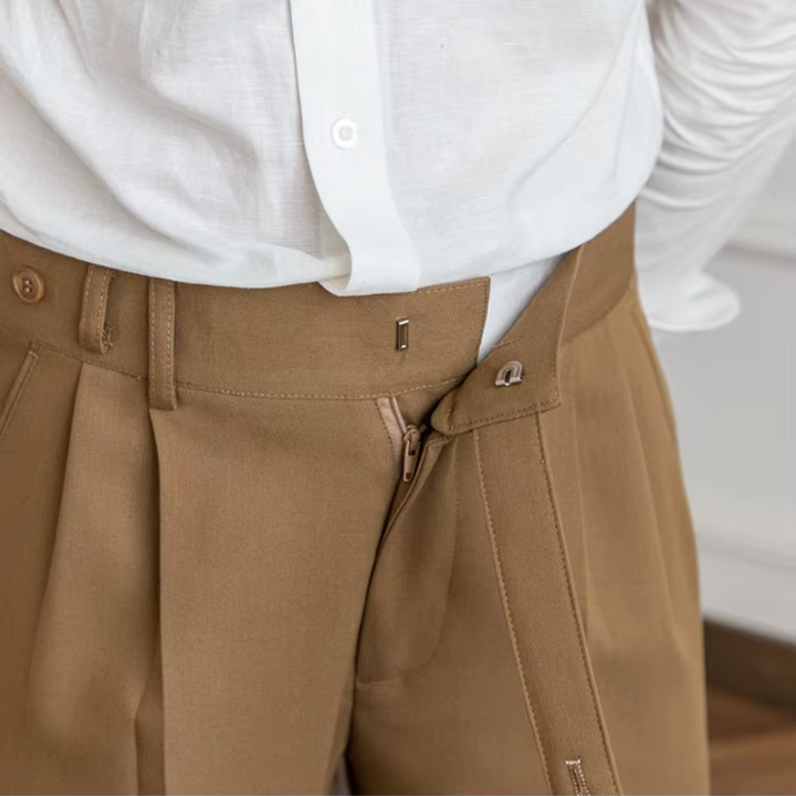 "Herren Bundfaltenhose, hoher Bund, elegante Chinos mit Falten, klassische Silhouette, vielseitig für Business und Anlässe."