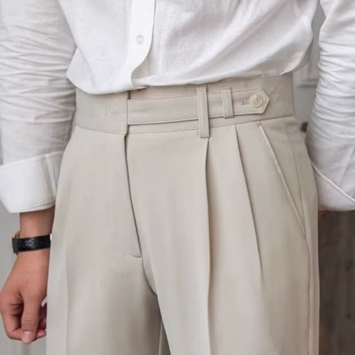 "Herren Bundfaltenhose, hoher Bund, elegante Chinos mit Falten, klassische Silhouette, vielseitig für Business und Anlässe."