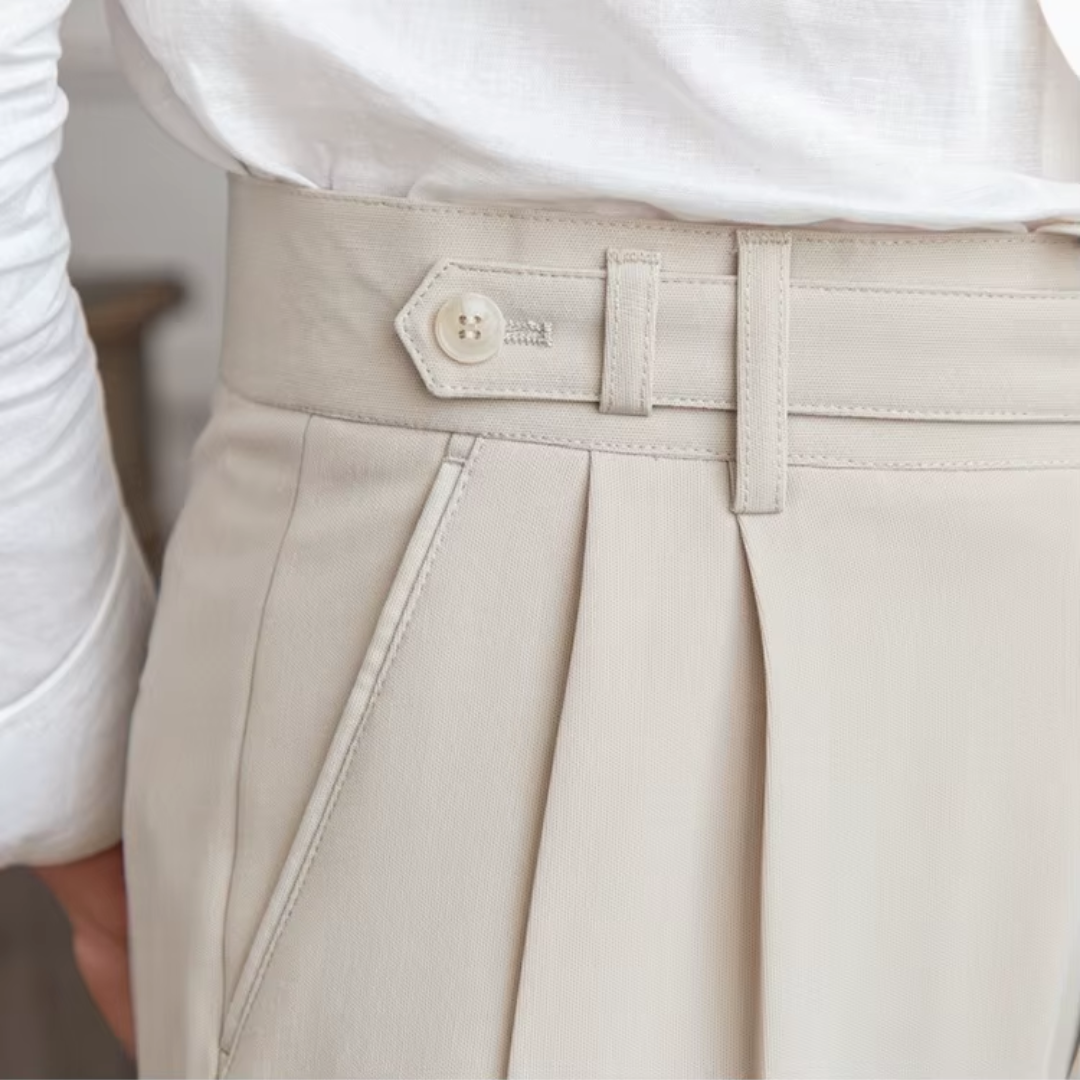 "Herren Bundfaltenhose, hoher Bund, elegante Chinos mit Falten, klassische Silhouette, vielseitig für Business und Anlässe."