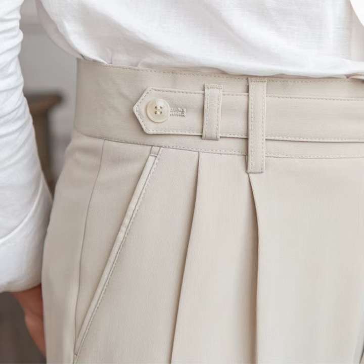 "Herren Bundfaltenhose, hoher Bund, elegante Chinos mit Falten, klassische Silhouette, vielseitig für Business und Anlässe."