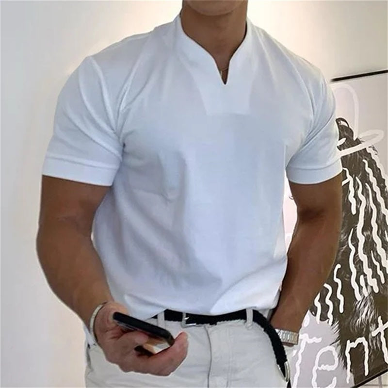 "Herren Business Kurzarm T-Shirt, sportlich und modisch, Vorderansicht, eleganter V-Ausschnitt, atmungsaktives Material."