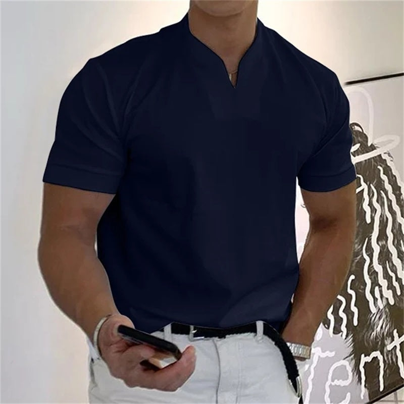 "Herren Business Kurzarm T-Shirt, sportlich und modisch, Vorderansicht, eleganter V-Ausschnitt, atmungsaktives Material."