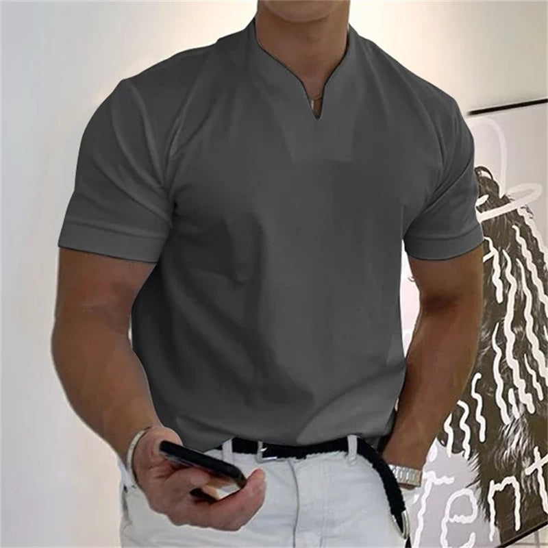 "Herren Business Kurzarm T-Shirt, sportlich und modisch, Vorderansicht, eleganter V-Ausschnitt, atmungsaktives Material."
