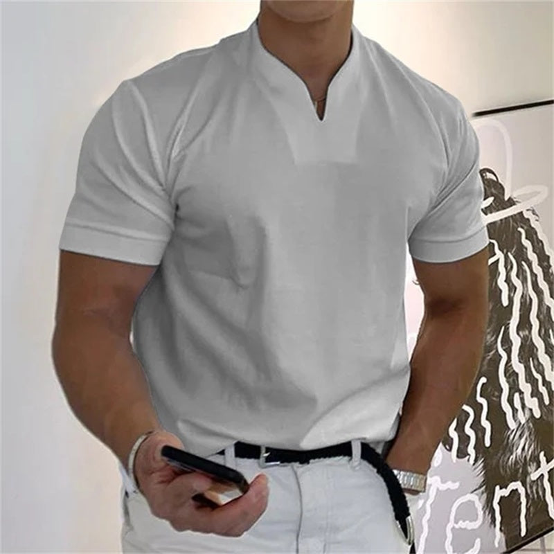 "Herren Business Kurzarm T-Shirt, sportlich und modisch, Vorderansicht, eleganter V-Ausschnitt, atmungsaktives Material."