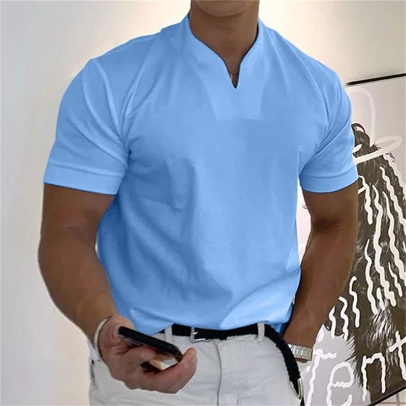 "Herren Business Kurzarm T-Shirt, sportlich und modisch, Vorderansicht, eleganter V-Ausschnitt, atmungsaktives Material."