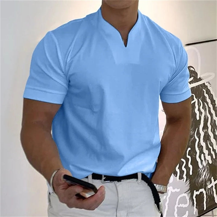 "Herren Business Kurzarm T-Shirt, sportlich und modisch, Vorderansicht, eleganter V-Ausschnitt, atmungsaktives Material."