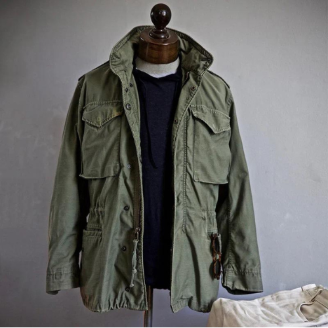 "Herren Button-Down-Jacke, warm, militärischer Chic, beige, robuste Optik, Winterjacke für stilvolle Kältetage."