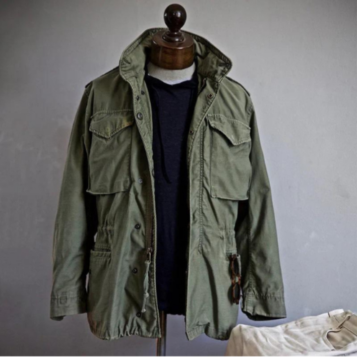 "Herren Button-Down-Jacke, warm, militärischer Chic, beige, robuste Optik, Winterjacke für stilvolle Kältetage."