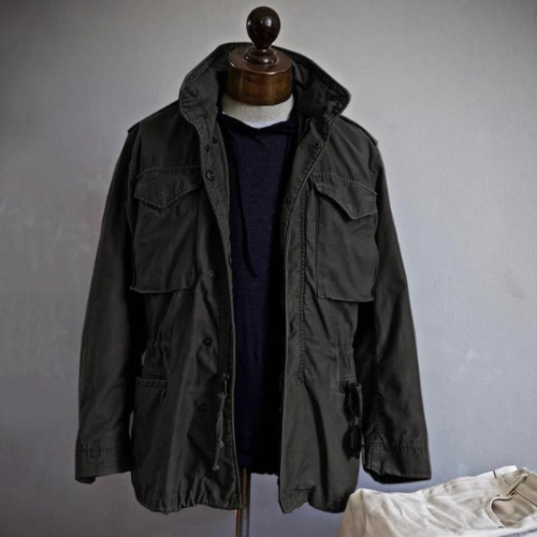 "Herren Button-Down-Jacke, warm, militärischer Chic, beige, robuste Optik, Winterjacke für stilvolle Kältetage."