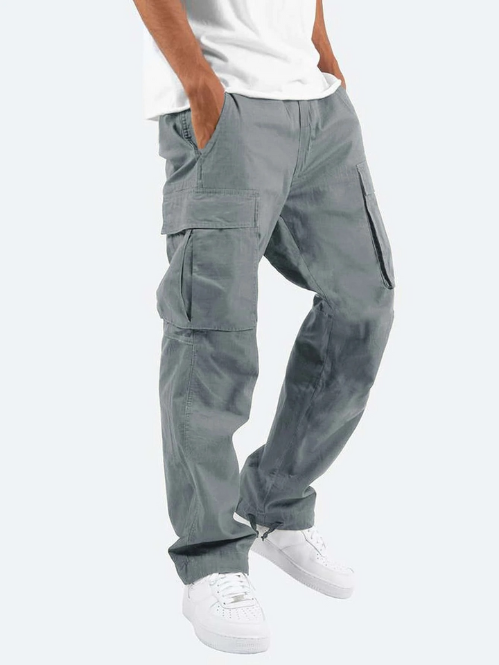 "Herren Cargo Hose in Dunkelgrün, bequem geschnitten, mit praktischen Taschen und stilvollem Design für Alltagstragen."