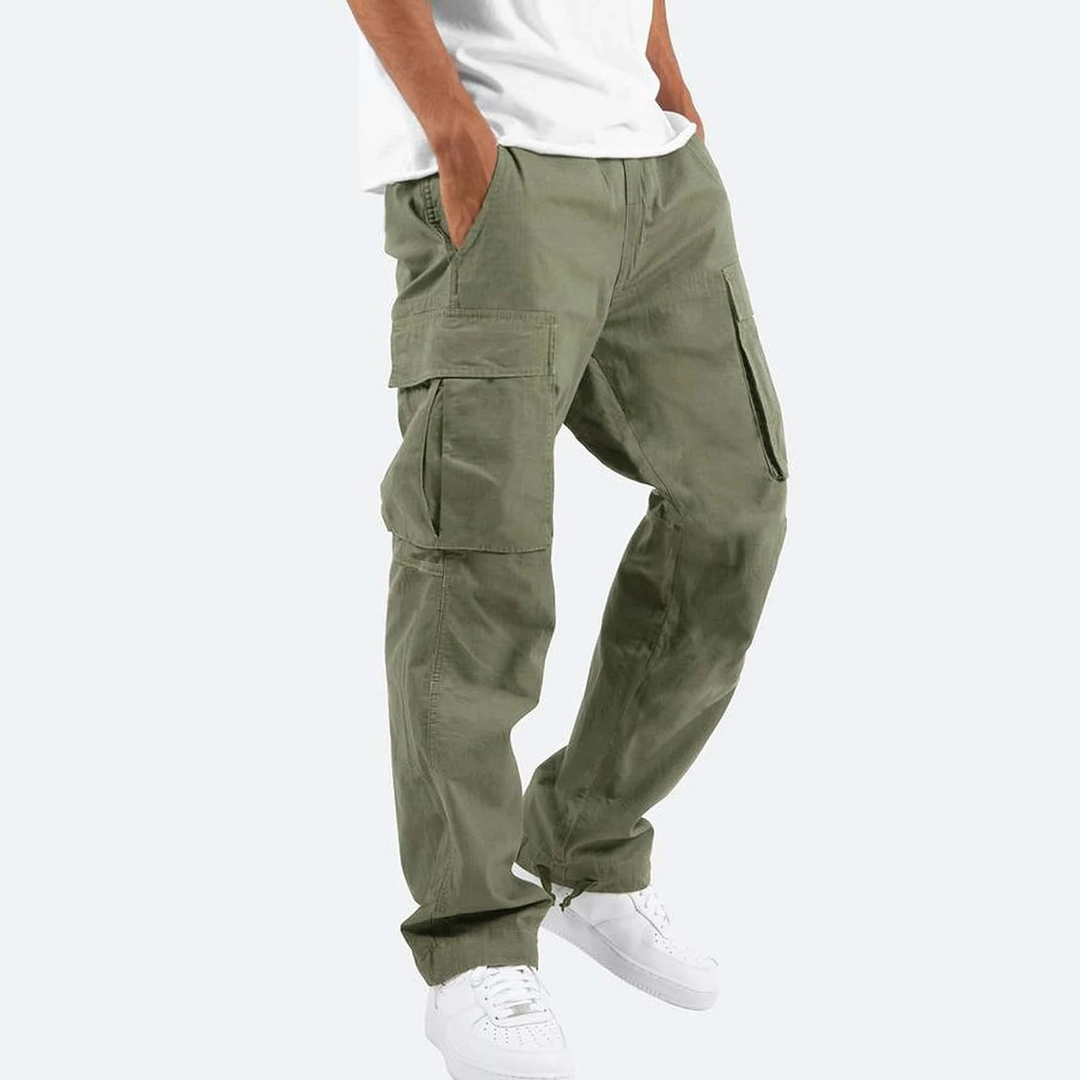 "Herren Cargo Hose in Dunkelgrün, bequem geschnitten, mit praktischen Taschen und stilvollem Design für Alltagstragen."