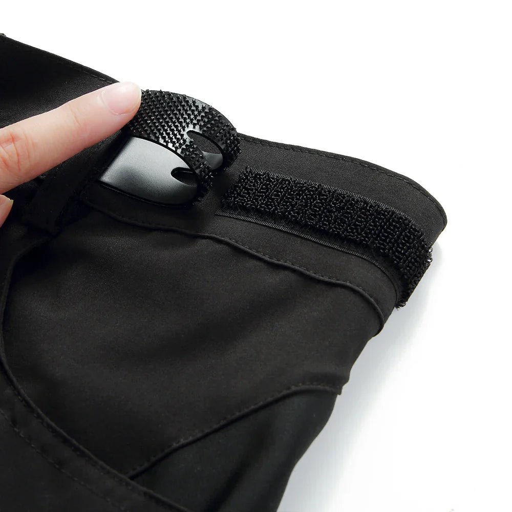 "Herren Cargo Shorts in Grau, funktional mit Reißverschlusstaschen, elastischem Bund, ideal für Outdoor-Abenteuer."
