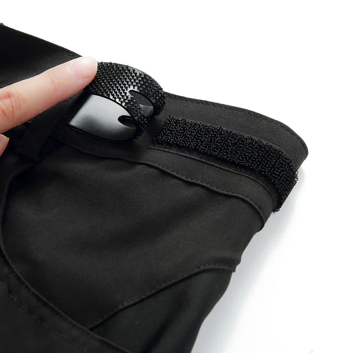 "Herren Cargo Shorts in Grau, funktional mit Reißverschlusstaschen, elastischem Bund, ideal für Outdoor-Abenteuer."