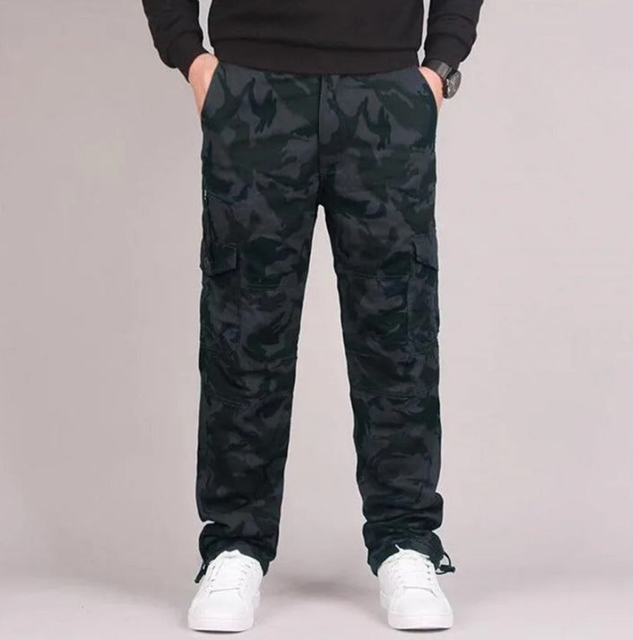 "Herren-Cargohose mit geradem Schnitt, dunkler Stoff, mehrere Taschen, ideal für Stil und Funktionalität im Alltag."
