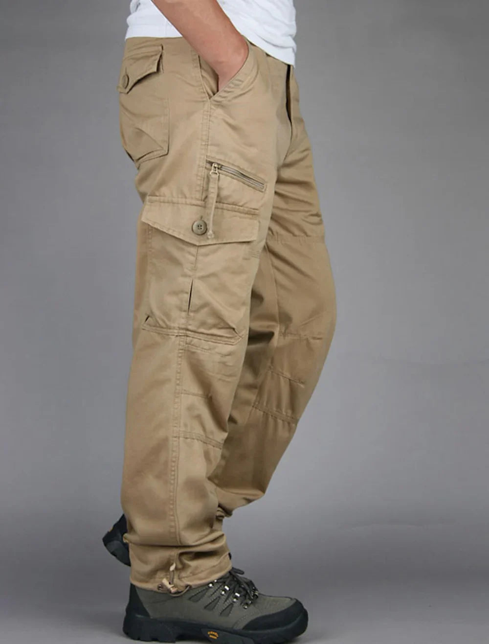 "Herren-Cargohose mit geradem Schnitt, dunkler Stoff, mehrere Taschen, ideal für Stil und Funktionalität im Alltag."
