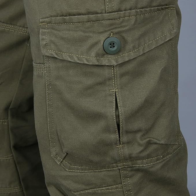 "Herren-Cargohose mit geradem Schnitt, dunkler Stoff, mehrere Taschen, ideal für Stil und Funktionalität im Alltag."