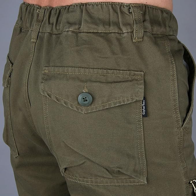 "Herren-Cargohose mit geradem Schnitt, dunkler Stoff, mehrere Taschen, ideal für Stil und Funktionalität im Alltag."