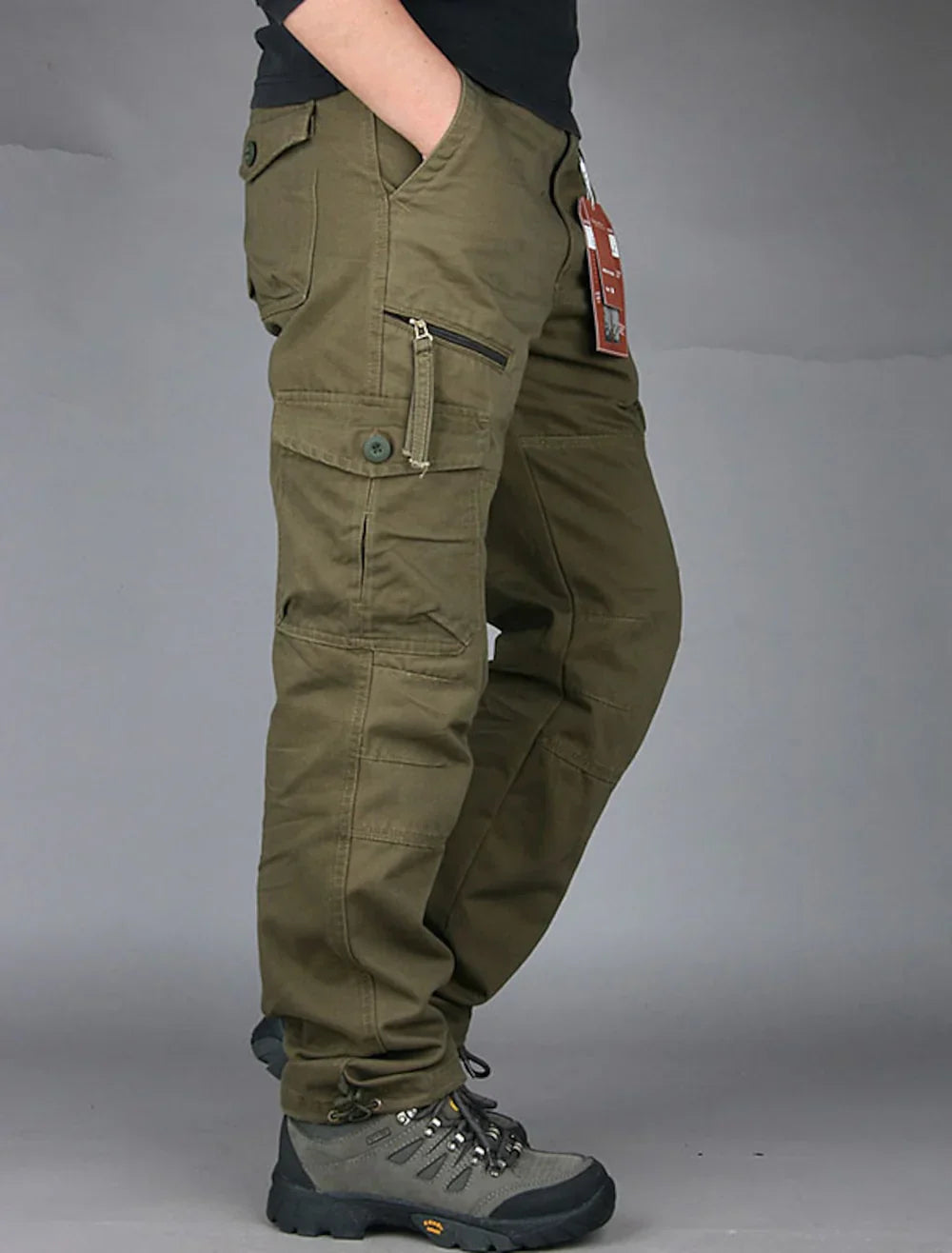 "Herren-Cargohose mit geradem Schnitt, dunkler Stoff, mehrere Taschen, ideal für Stil und Funktionalität im Alltag."