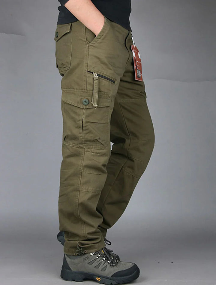 "Herren-Cargohose mit geradem Schnitt, dunkler Stoff, mehrere Taschen, ideal für Stil und Funktionalität im Alltag."