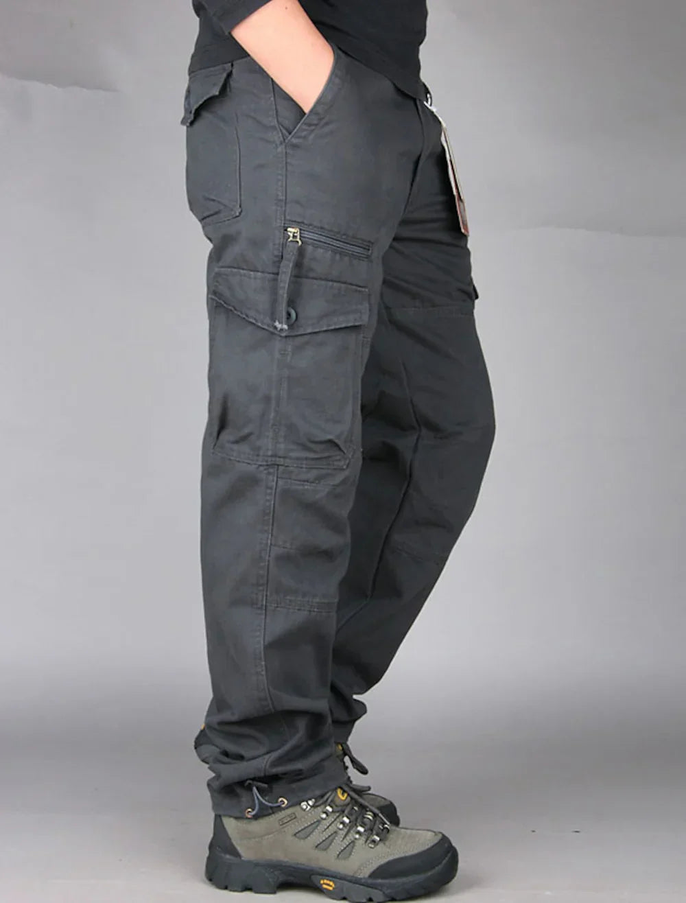 "Herren-Cargohose mit geradem Schnitt, dunkler Stoff, mehrere Taschen, ideal für Stil und Funktionalität im Alltag."